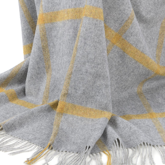 
                  
                    Große graue Lambswooldecke, gelbe Streifen
                  
                