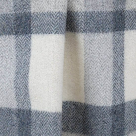 
                  
                    Große Lammwolldecke "5 Shades of Grey"
                  
                