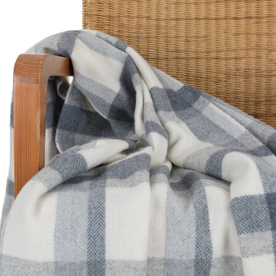 
                  
                    Große Lammwolldecke "5 Shades of Grey"
                  
                