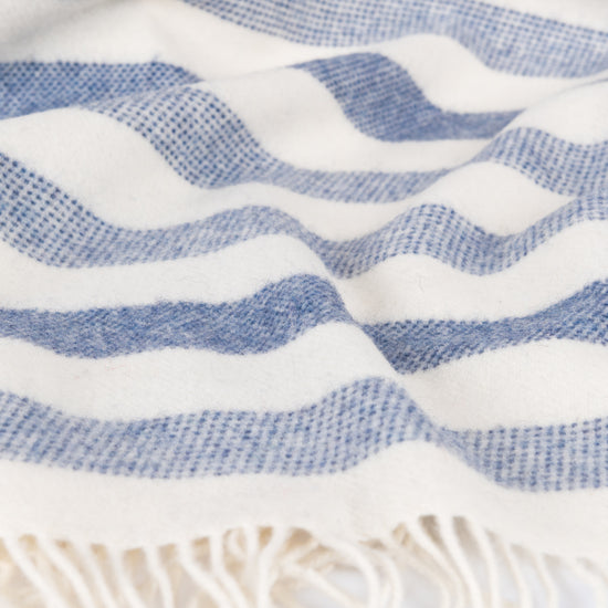 
                  
                    Gestreifte Lammwolldecke - "Am Meer"
                  
                