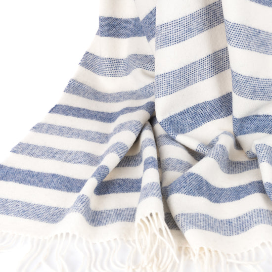 
                  
                    Gestreifte Lammwolldecke - "Am Meer"
                  
                