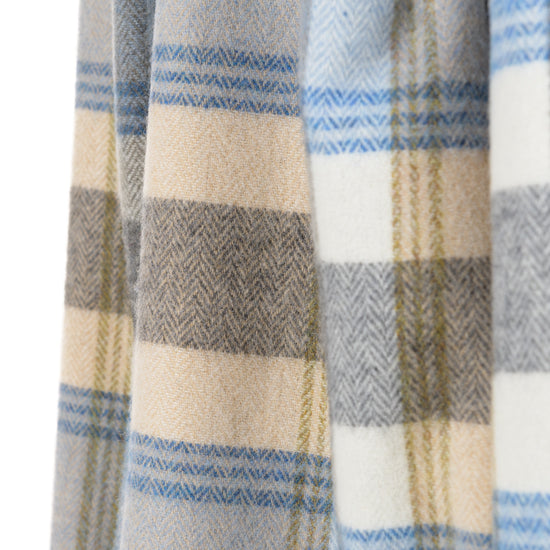 
                  
                    Feine Lammwolldecke "Betty"
                  
                