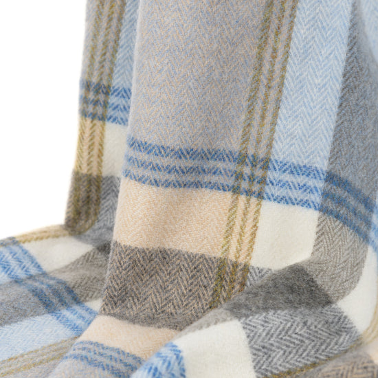 
                  
                    Feine Lammwolldecke "Betty"
                  
                