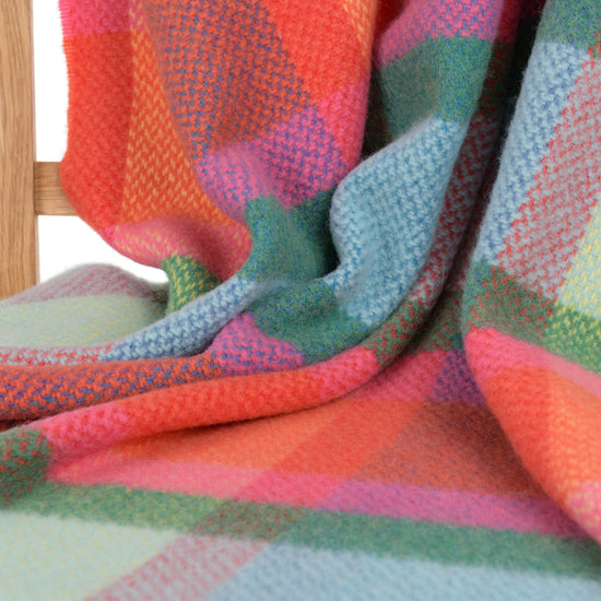 
                  
                    Fröhliche Wohndecke
                  
                