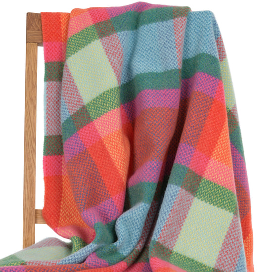 
                  
                    Fröhliche Wohndecke
                  
                