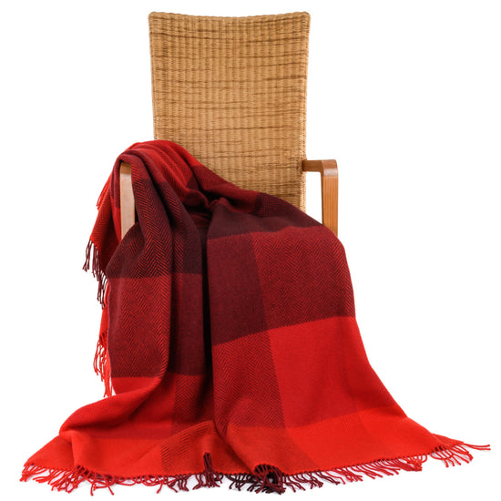 
                  
                    "Shades of Red" – weiche Wolldecke mit Kaschmir
                  
                