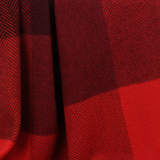 
                  
                    "Shades of Red" – weiche Wolldecke mit Kaschmir
                  
                