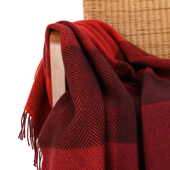 
                  
                    "Shades of Red" – weiche Wolldecke mit Kaschmir
                  
                