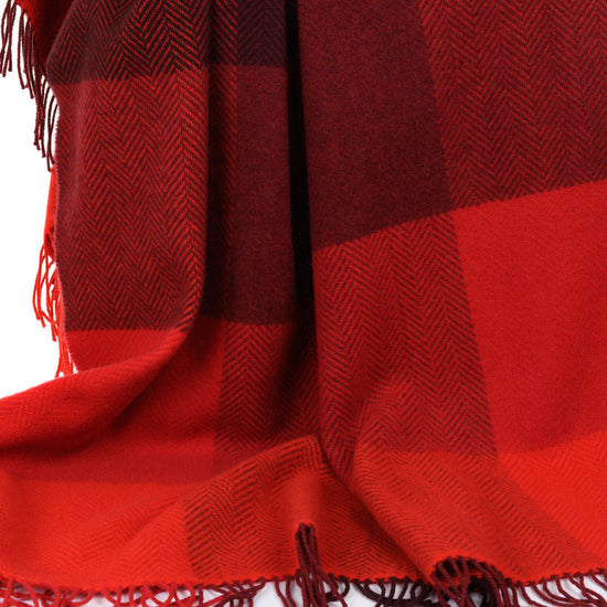 
                  
                    "Shades of Red" – weiche Wolldecke mit Kaschmir
                  
                