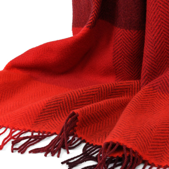 
                  
                    "Shades of Red" – weiche Wolldecke mit Kaschmir
                  
                