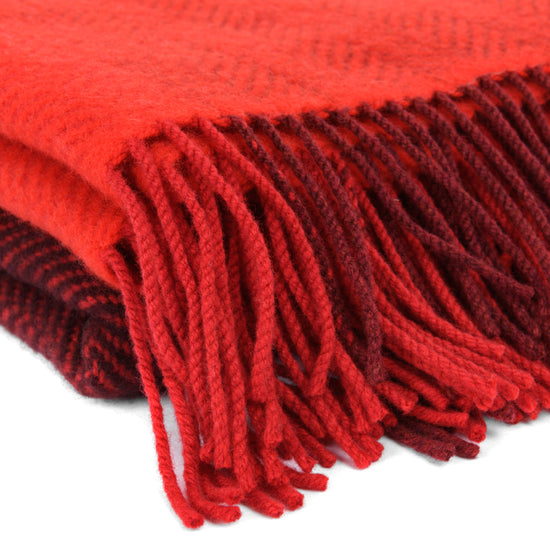 
                  
                    "Shades of Red" – weiche Wolldecke mit Kaschmir
                  
                