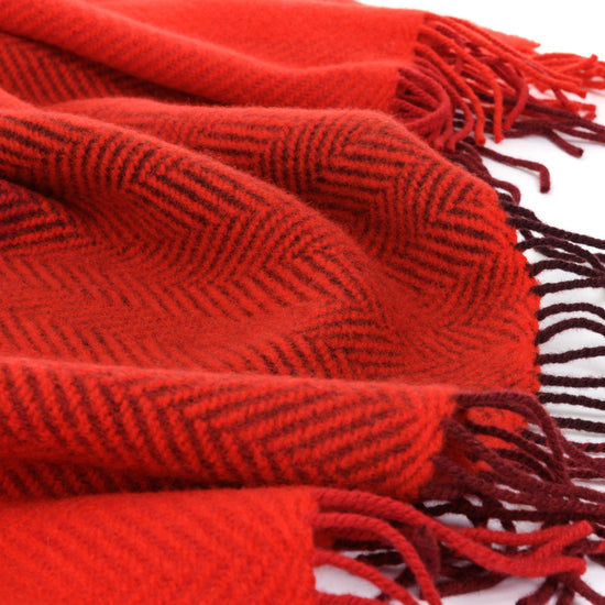 
                  
                    "Shades of Red" – weiche Wolldecke mit Kaschmir
                  
                