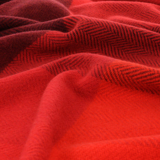 
                  
                    "Shades of Red" – weiche Wolldecke mit Kaschmir
                  
                