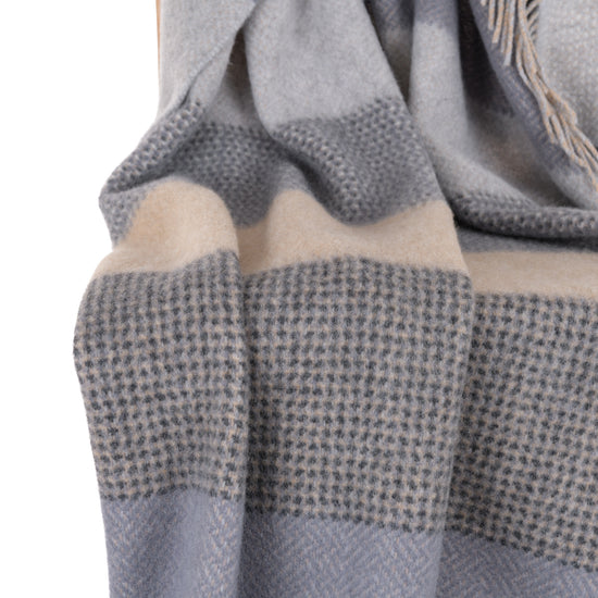 
                  
                    Gestreifte Merinowolldecke - "Sand & Stein"
                  
                