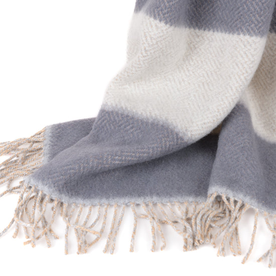 
                  
                    Gestreifte Merinowolldecke - "Sand & Stein"
                  
                