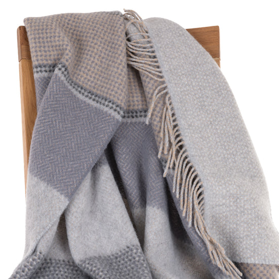 
                  
                    Gestreifte Merinowolldecke - "Sand & Stein"
                  
                