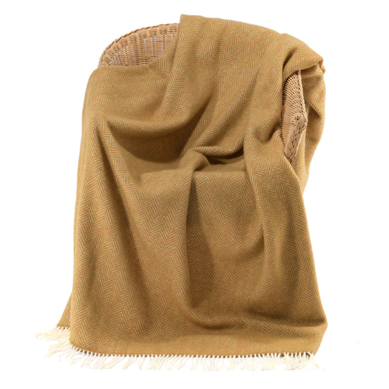 
                  
                    Honigfarbene Fischgrätdecke
                  
                