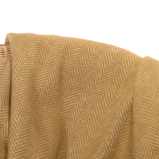 
                  
                    Honigfarbene Fischgrätdecke
                  
                