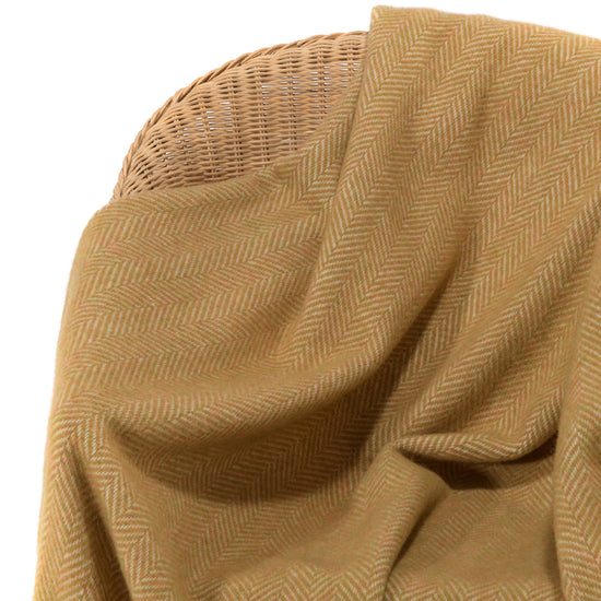 
                  
                    Honigfarbene Fischgrätdecke
                  
                