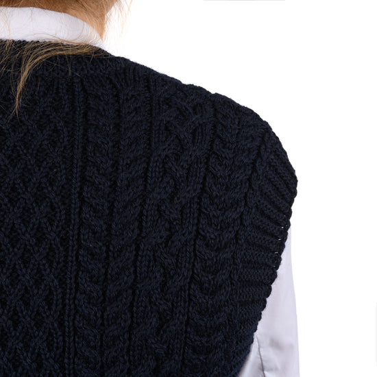 
                  
                    Kurzer Pullunder mit Zopfmuster
                  
                