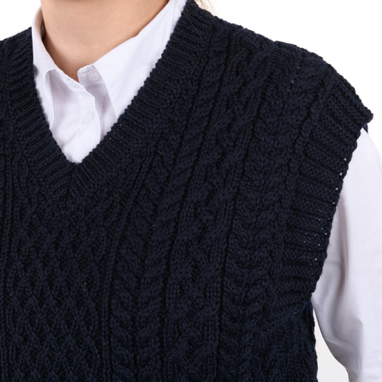 
                  
                    Kurzer Pullunder mit Zopfmuster
                  
                