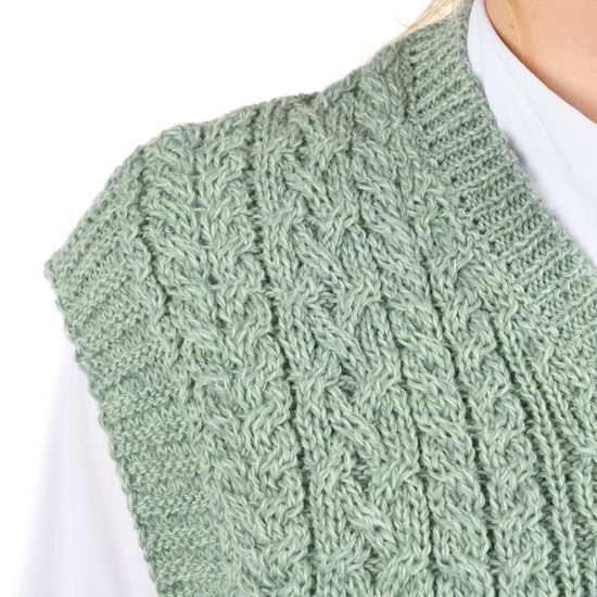 
                  
                    Kurzer Pullunder mit Zopfmuster
                  
                