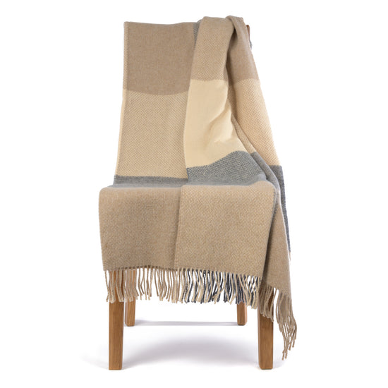 
                  
                    Blockmuster Wolldecke Cappuccino
                  
                