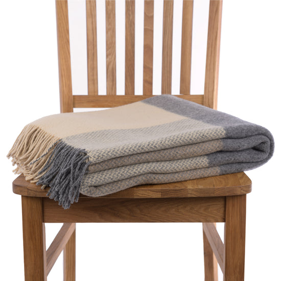 
                  
                    Blockmuster Wolldecke Cappuccino
                  
                