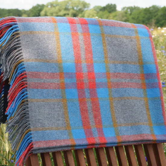 
                  
                    Große Lambswooldecke, grau kariert
                  
                