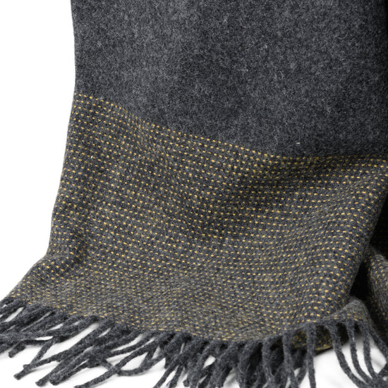 
                  
                    Wohndecke in Anthrazit mit gelben Streifen
                  
                