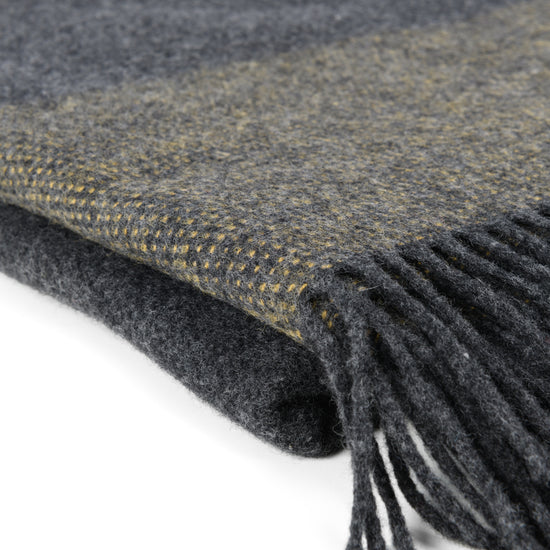
                  
                    Wohndecke in Anthrazit mit gelben Streifen
                  
                