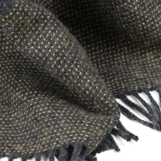 
                  
                    Wohndecke in Anthrazit mit gelben Streifen
                  
                