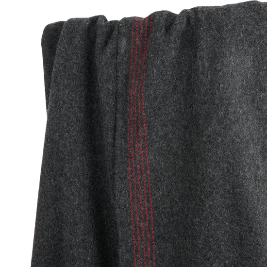 
                  
                    Wohndecke "Charcoal & Red"
                  
                