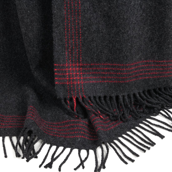 
                  
                    Wohndecke "Charcoal & Red"
                  
                