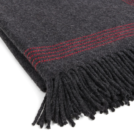 
                  
                    Wohndecke "Charcoal & Red"
                  
                