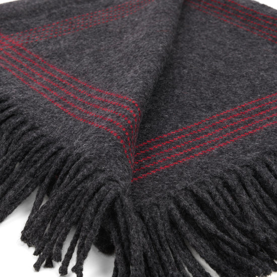 
                  
                    Wohndecke "Charcoal & Red"
                  
                