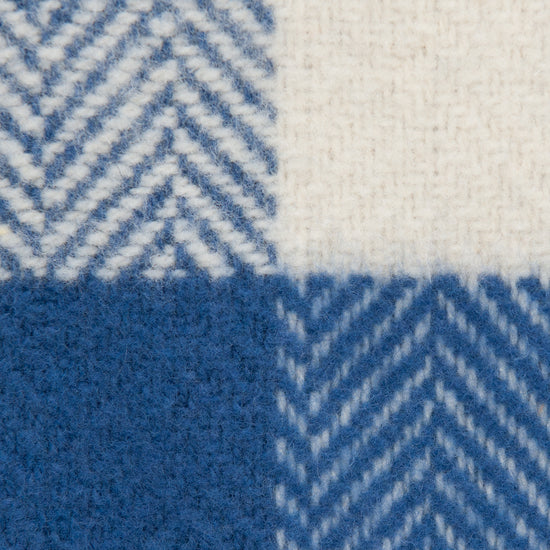 
                  
                    Wolldecke, blaues Karo
                  
                