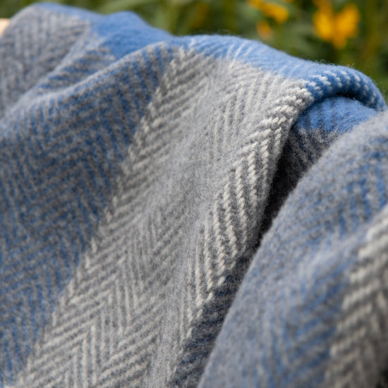 
                  
                    Wolldecke, blaues Karo
                  
                