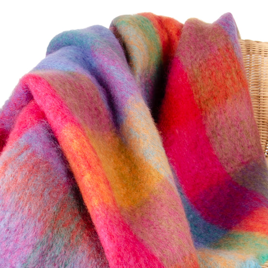 
                  
                    Mohair-Kniedecke, rot mit bunten Karos
                  
                