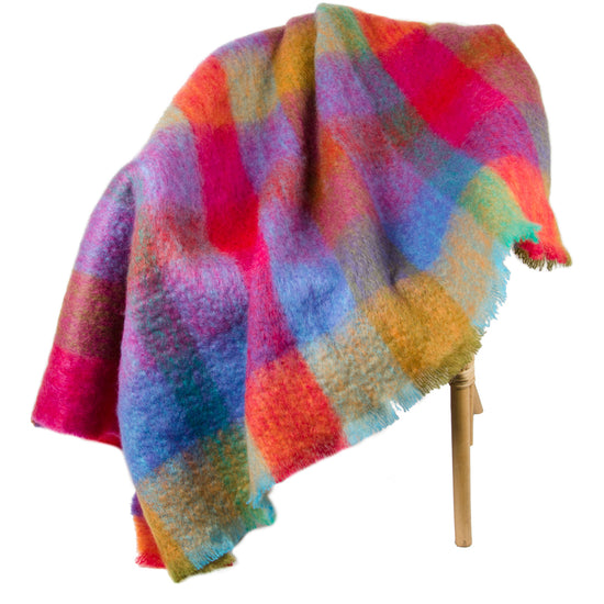 
                  
                    Mohair-Kniedecke, rot mit bunten Karos
                  
                