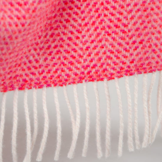 
                  
                    Wolldecke, rotes Fischgrätmuster, extra lang
                  
                