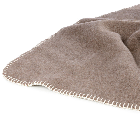 
                  
                    Kinderwagendecke aus Lammwolle "GABUN"
                  
                