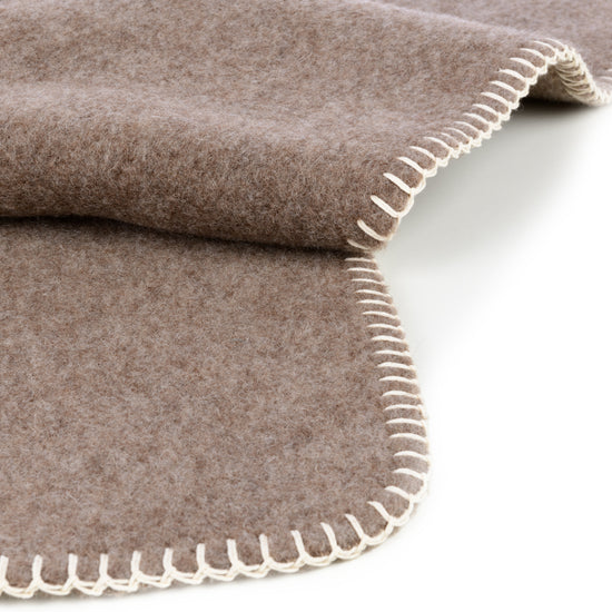 
                  
                    Kinderwagendecke aus Lammwolle "GABUN"
                  
                