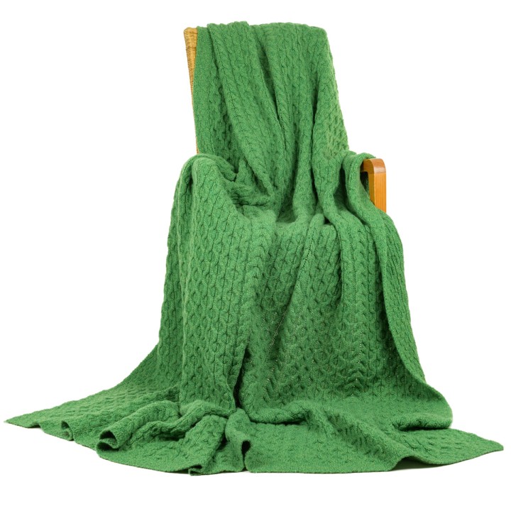 Grüne Strickdecke im Zopfmuster, großer Bettüberwurf