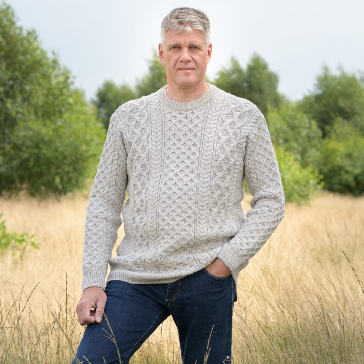 Klassischer Herren-Aran-Sweater in silbergrau